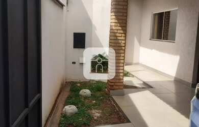 Imagem: A casa possui 4 Dormitórios, 4 Banheiros, 3 Vagas na garagem