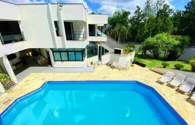 Imagem: A casa em condomínio possui 4 Dormitórios, 5 Banheiros, 5