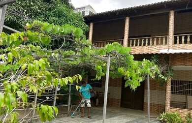 Imagem: A casa possui 4 Dormitórios, 5 Banheiros, 2 Vagas na garagem