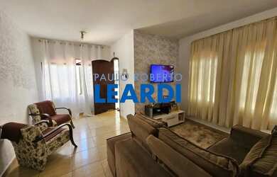 Imagem: A casa possui 3 Dormitórios, 1 Banheiro, 2 Vagas na garagem