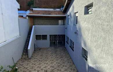 Imagem: A casa possui 3 Dormitórios, 2 Banheiros, 3 Vagas na garagem