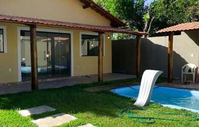 Imagem: A casa possui 3 Dormitórios, 2 Banheiros, 1 Vaga na garagem