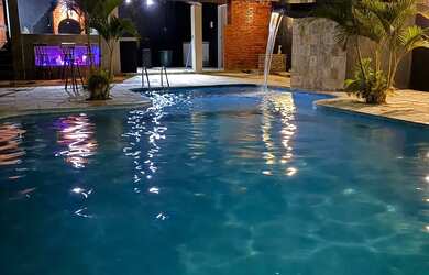 Imagem: A casa possui 3 Dormitórios, Acomodam 15 pessoas, 5 Vagas na