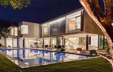 Imagem: A casa em condomínio possui 5 Dormitórios, 5 Banheiros, 5