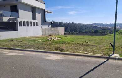 Imagem: O terreno à venda possui 330m² de Área e está localizado