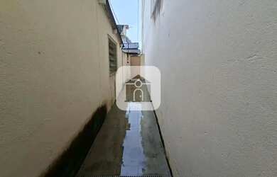 Imagem: A casa possui 3 Dormitórios, 1 Banheiro, 100m² de Área e