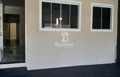 Imagem: A casa possui 3 Dormitórios, 2 Banheiros, 2 Vagas na garagem