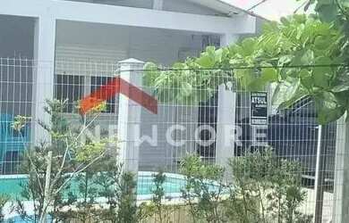 Imagem: A casa possui 5 Dormitórios, 3 Banheiros, 1 Vaga na garagem