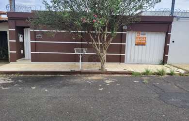 Imagem: A casa possui 3 Dormitórios, 2 Banheiros, 3 Vagas na garagem