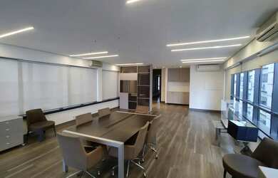 Imagem: O depósito possui 2 Vagas na garagem e 87m² de Área e está