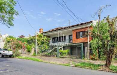 Imagem: A casa possui 5 Dormitórios, 5 Banheiros, 4 Vagas na garagem