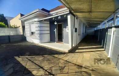 Imagem: A casa possui 3 Dormitórios, 2 Banheiros, 3 Vagas na garagem