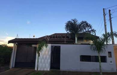 Imagem: A casa possui 3 Dormitórios, 2 Banheiros, 4 Vagas na garagem