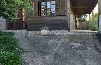 Imagem: A casa possui 3 Dormitórios, 1 Banheiro, 2 Vagas na garagem