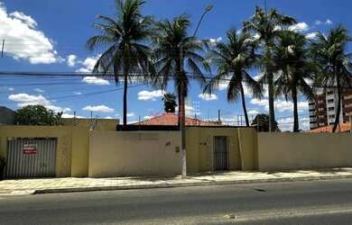 Imagem: A casa possui 4 Dormitórios, 1 Banheiro, 320m² de Área e