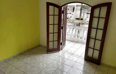 Imagem: A casa possui 3 Dormitórios, 1 Banheiro, 2 Vagas na garagem