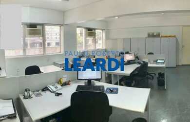 Imagem: O depósito possui 2 Vagas na garagem e 94m² de Área e está