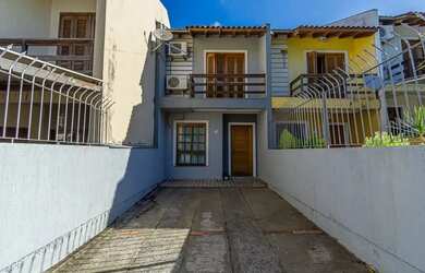 Imagem: A casa possui 3 Dormitórios, 1 Banheiro, 2 Vagas na garagem