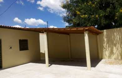 Imagem: A casa possui 3 Dormitórios, 2 Banheiros, 1 Vaga na garagem