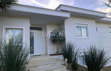 Imagem: A casa em condomínio possui 5 Dormitórios, 5 Banheiros, 512m²