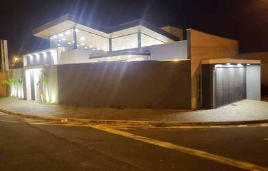 Imagem: A casa possui 3 Dormitórios, 2 Banheiros, 2 Vagas na garagem