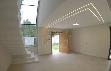 Imagem: A casa possui 3 Dormitórios, 2 Banheiros, 4 Vagas na garagem