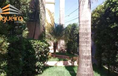 Imagem: A casa possui 4 Dormitórios, 2 Banheiros, 4 Vagas na garagem