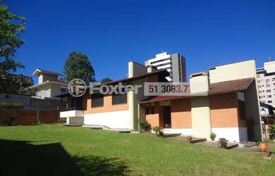 Imagem: A casa possui 3 Dormitórios, 5 Banheiros, 4 Vagas na garagem