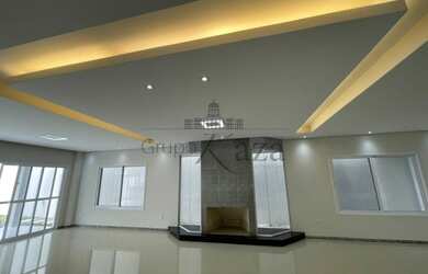 Imagem: A casa em condomínio possui 4 Dormitórios, 5 Banheiros, 4