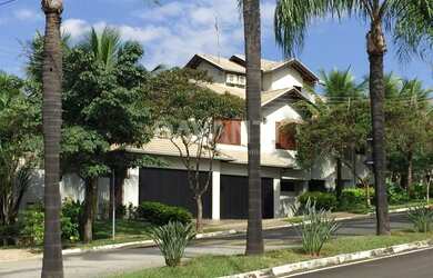 Imagem: A casa em condomínio possui 4 Dormitórios, 4 Banheiros, 4