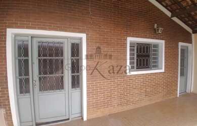 Imagem: A casa possui 3 Dormitórios, 1 Banheiro, 3 Vagas na garagem