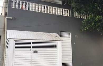 Imagem: A casa possui 2 Dormitórios, 2 Banheiros, 1 Vaga na garagem