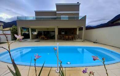 Imagem: A casa possui 4 Dormitórios, 5 Banheiros, 4 Vagas na garagem