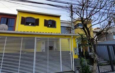 Imagem: A casa possui 3 Dormitórios, 4 Banheiros, 2 Vagas na garagem