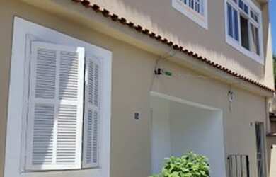 Imagem: A casa possui 5 Dormitórios, 4 Banheiros e 2 Vagas na garagem