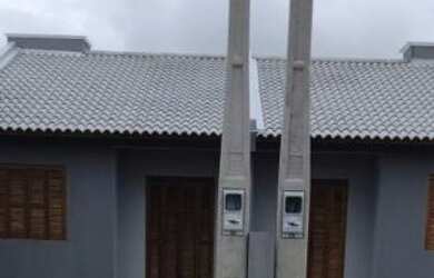 Imagem: A casa possui 2 Dormitórios, 1 Banheiro, 2 Vagas na garagem