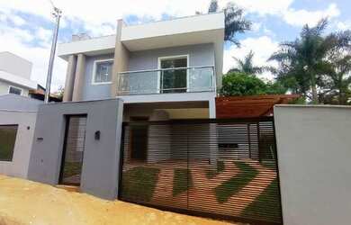 Imagem: A casa possui 3 Dormitórios, 2 Banheiros, 2 Vagas na garagem