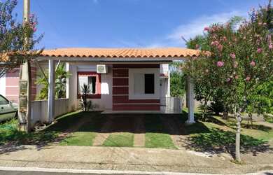 Imagem: A casa em condomínio possui 3 Dormitórios e 2 Banheiros e