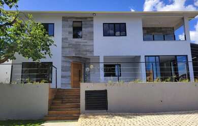 Imagem: A casa possui 5 Dormitórios, 4 Banheiros, 5 Vagas na garagem