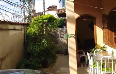 Imagem: A casa possui 3 Dormitórios, 3 Banheiros, 2 Vagas na garagem