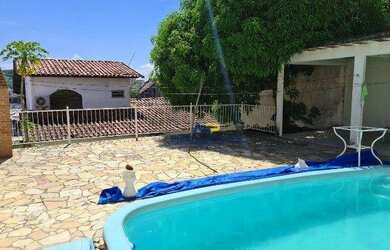 Imagem: A casa possui 5 Dormitórios, 3 Banheiros, 4 Vagas na garagem