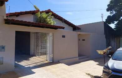 Imagem: A casa possui 3 Dormitórios, 2 Banheiros, 2 Vagas na garagem