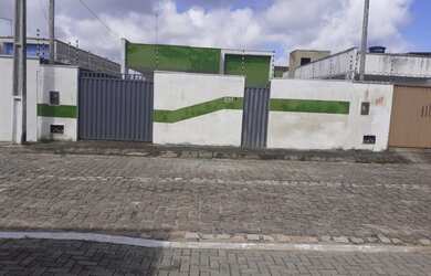 Imagem: A casa possui 3 Dormitórios, 1 Banheiro, 2 Vagas na garagem