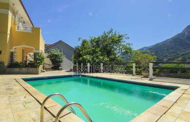 Imagem: A casa possui 3 Dormitórios, 4 Banheiros, 4 Vagas na garagem