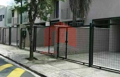 Imagem: A casa possui 3 Dormitórios, 1 Banheiro, 2 Vagas na garagem