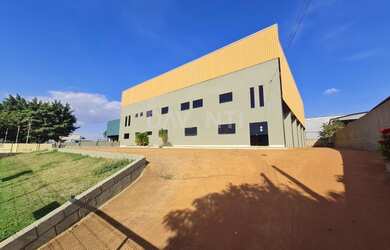 Imagem: O depósito possui 5 Vagas na garagem, 815m² de Área e está