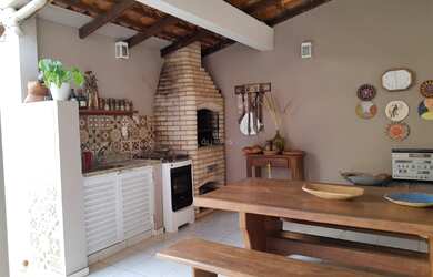 Imagem: A casa possui 4 Dormitórios, 5 Banheiros, 2 Vagas na garagem