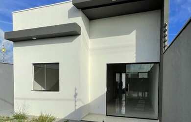 Imagem: A casa possui 3 Dormitórios, 2 Banheiros, 2 Vagas na garagem