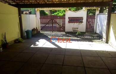 Imagem: A casa possui 2 Dormitórios, 2 Banheiros, 2 Vagas na garagem