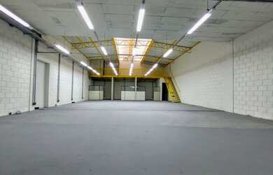 Imagem: O depósito possui 1 Vaga na garagem e 300m² de Área e está